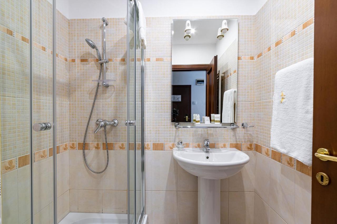 سِنايا Hotel Regal المظهر الخارجي الصورة